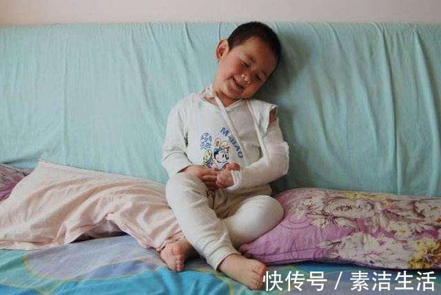父母|3岁孩子手臂骨折,还坚持带伤去幼儿园,走出一副“大佬”的气势