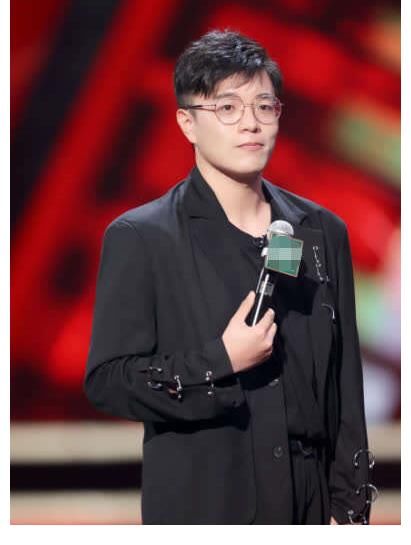 脱口秀演员|封面独家丨是脱口秀新人，也是“冷面笑将” 杨波：高冷是特意塑造的