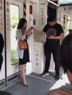 |搞笑GIF：逛街遇到的妹子，个子这么高我该怎么搭讪啊