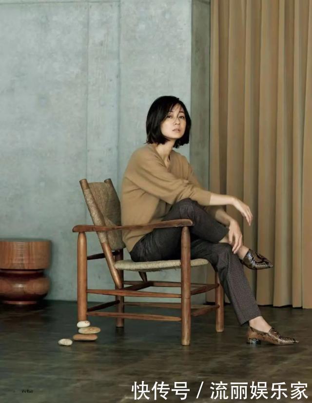 比三木妈妈还优雅的51岁博主,不戴帽子和腰带,极简穿搭照样高级