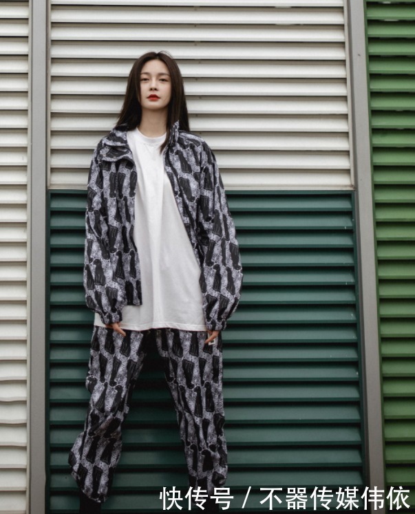 的腿有多长?别人穿9分裤,被她穿成7分裤