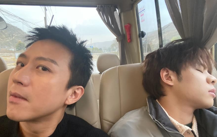 邓超和黄渤在综艺节目中跳舞,模仿力十足。