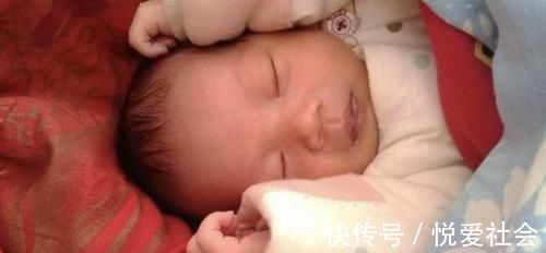 发育|宝宝“投降式”睡姿火了,背后原因却很少人知道,宝妈提前了解