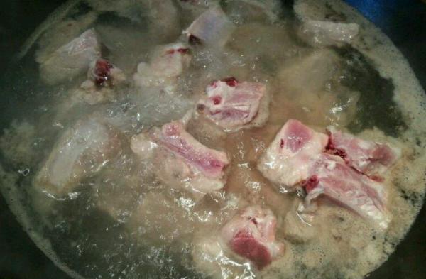 为什么排骨焯水后又腥又柴看完大厨的做法才明白,原来水用错了