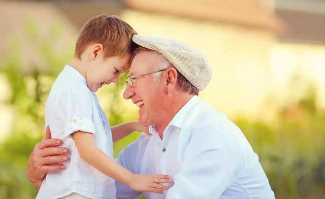 独苗|面对刚出生的“独苗”，姥爷和爷爷凝视半小时，网友：非静止画面