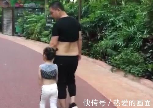 萌娃|“随性奶爸”带娃火了,萌娃跟在后面“捞衣服”的动作神同步