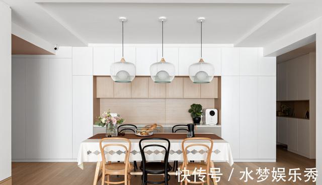 实用|越来越多人给客厅设计柜子,沙发离墙摆放后,真的超实用