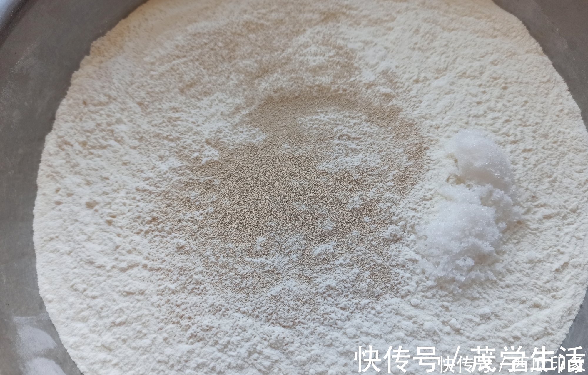 怎样把面快速发满盆?除了酵母粉,再加2样东西,包子馒头特好吃