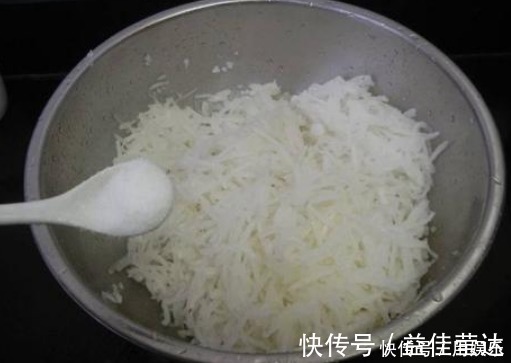 萝卜做馅时，不要再焯水了，学会一招好方法，饺子鲜味足，好吃