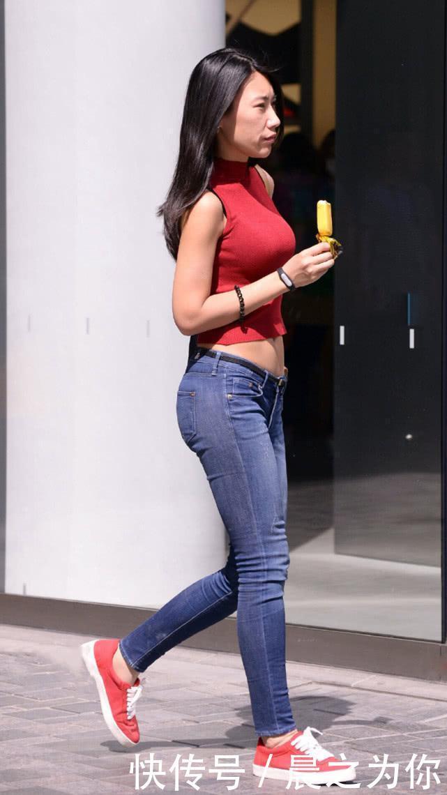 街拍美女：气质辣妈红衣牛仔清爽出街，简约又大方，尽显女人味