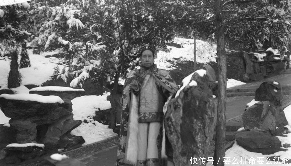 慈禧太后|晚清慈禧太后日常老照片慈禧面如龙母,身旁宫女却有倾城容颜!