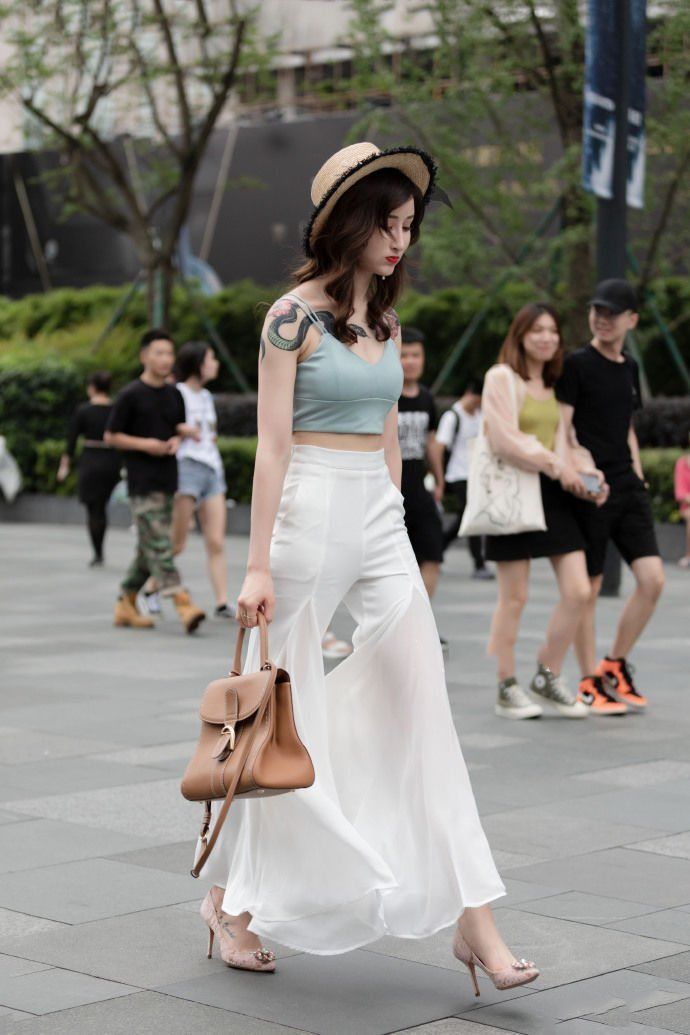 典雅|高贵典雅的打底裤穿搭整体感非常优雅,秀出美丽长腿,自在飘逸