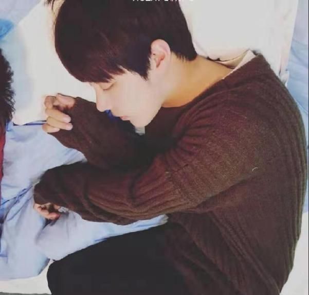 |明星睡姿哪家强?李现老实,王一博搞笑,看到肖战:好乖