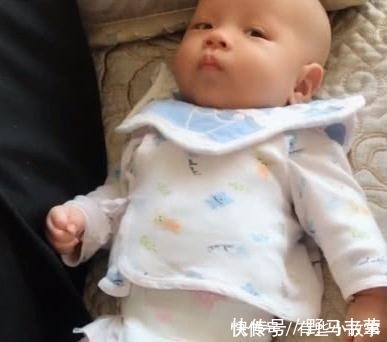 宝宝|爸爸带宝宝自己竟然先睡着，这是害怕自己掉下去吗！