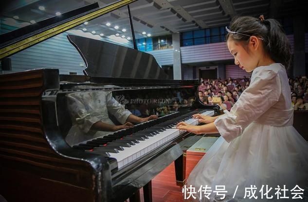 女儿|妈妈舍得在这些方面“败家”,养出来的孩子越优秀,爸爸可别拦着