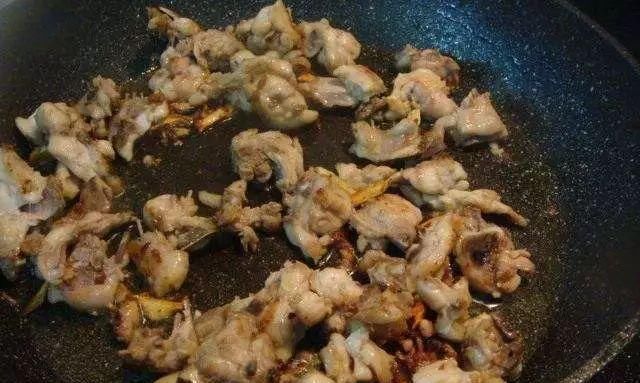 盆里扔2样东西，养花10年不烂根，叶子油光瓦亮，花苞挂满枝头