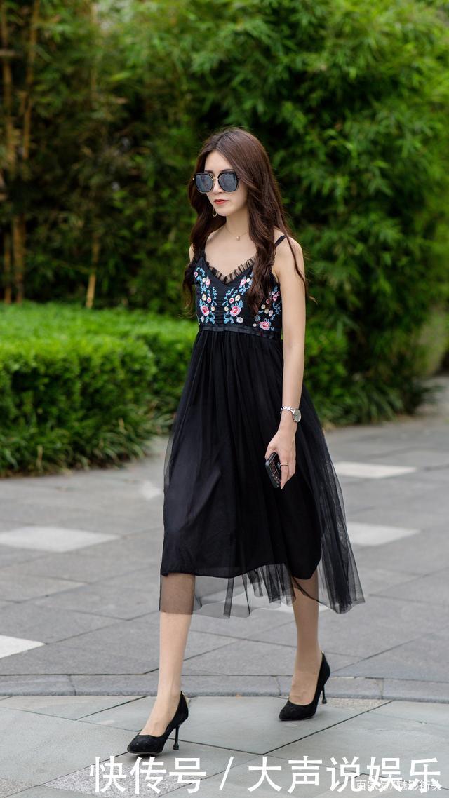 连衣裙搭配尖头细跟鞋，是强强联手的组合，修饰身材还提升气质