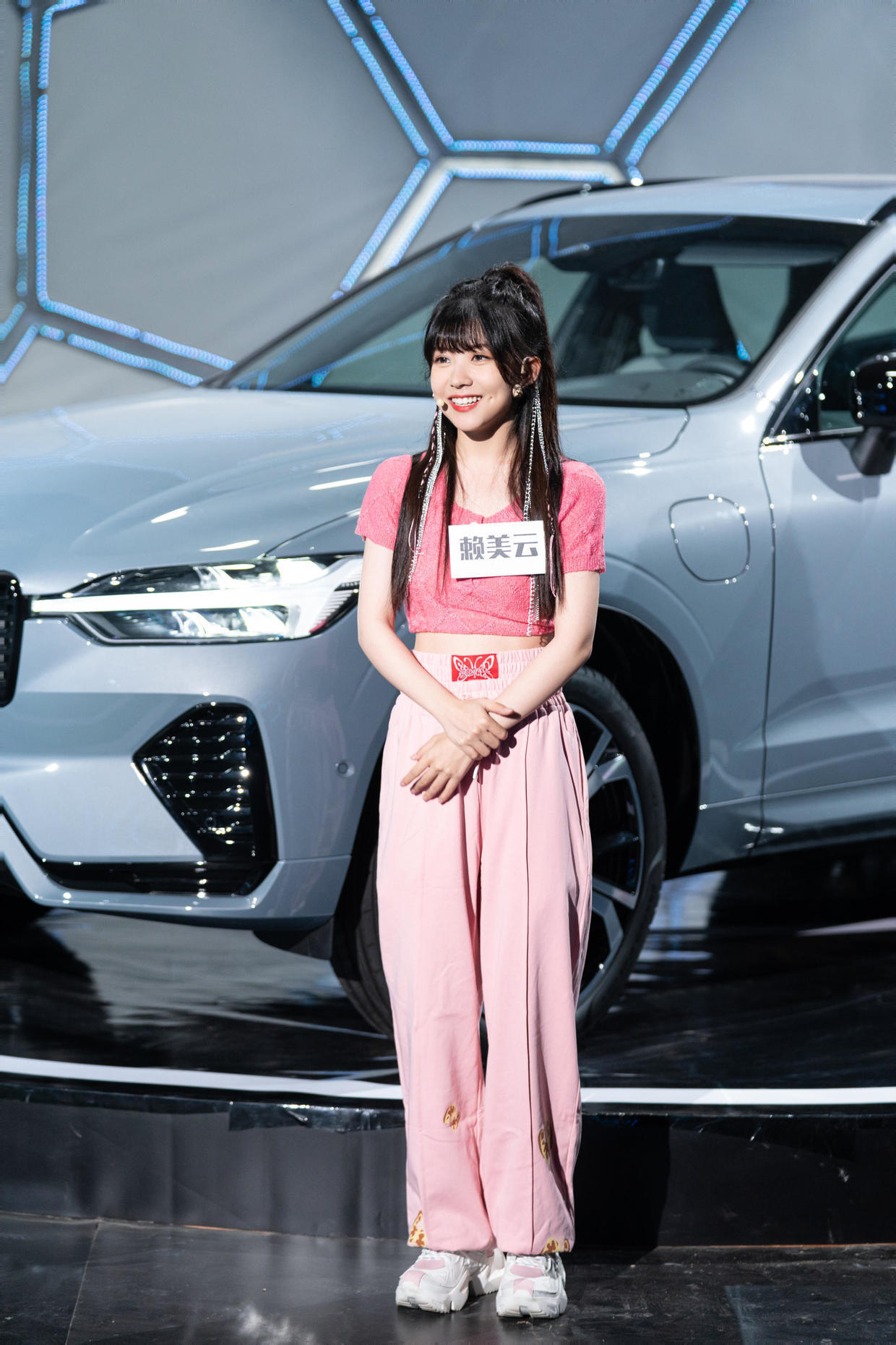 赖美云|赖美云身材比例出众,穿短款吊带搭配牛仔裤,细腰长腿抢眼又抢镜