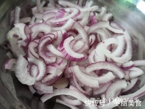 凉拌洋葱好吃有秘诀，按这个步骤做，特别开胃下饭，家人百吃不厌