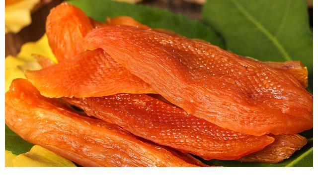 红薯干一晒就发黑?农村大娘教你2招,晒出来软糯香甜,鲜艳透亮