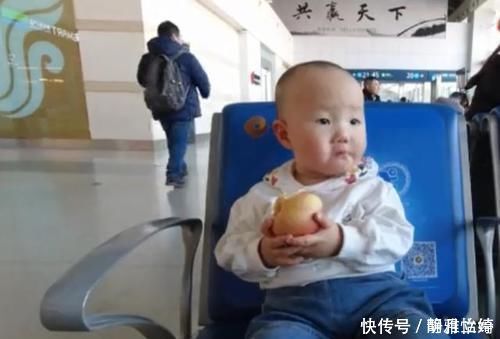 宝宝|19个月宝宝第一次坐飞机,边吃边看风景,又萌又听话