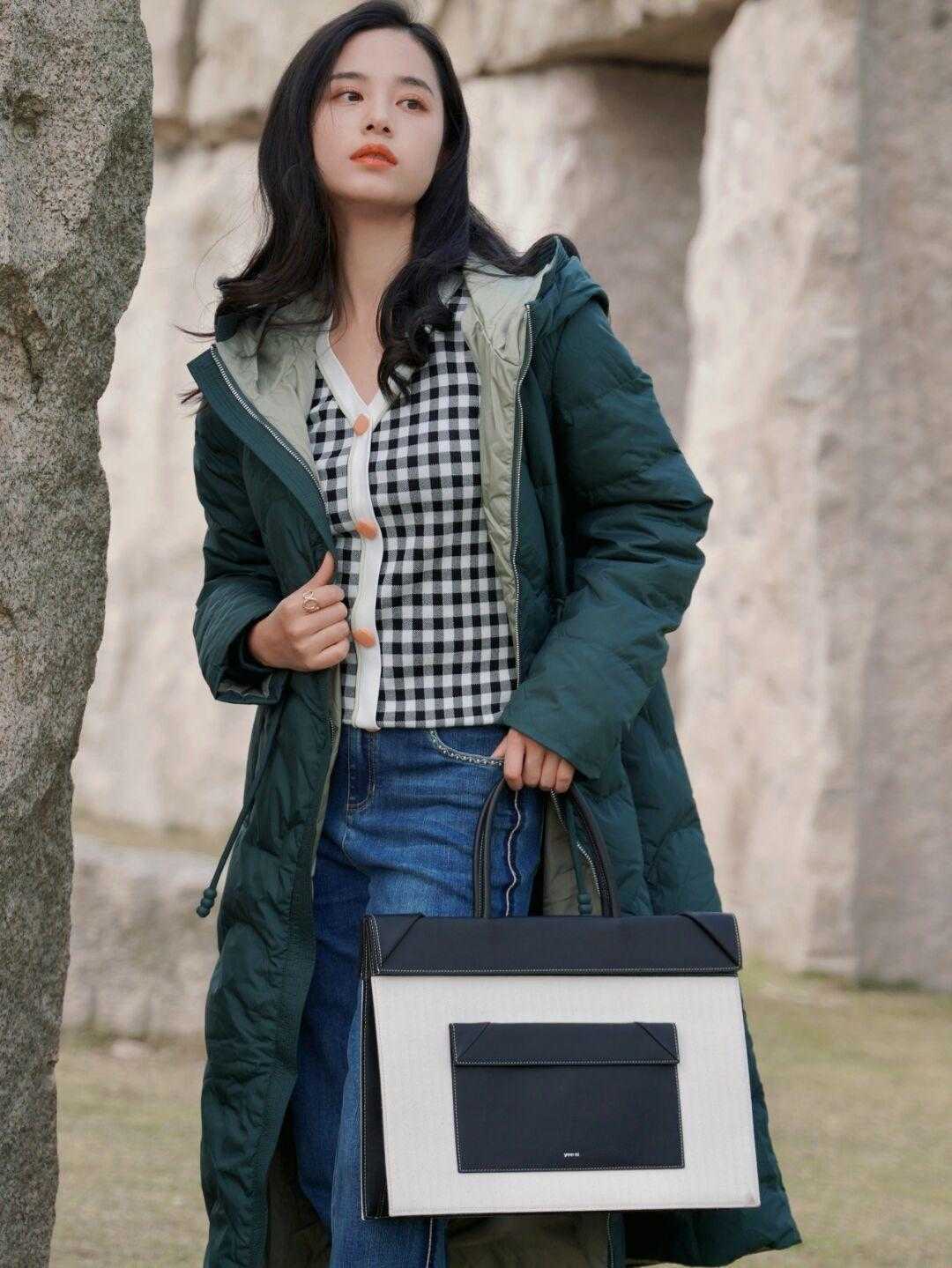 米黄色|长款羽绒服搭什么最好看?码住这三件,每天上街美的都不重样