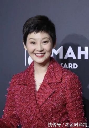 中年|中年女人穿衣典范!流苏风衣衬白皮肤,鱼尾纹明显依旧美