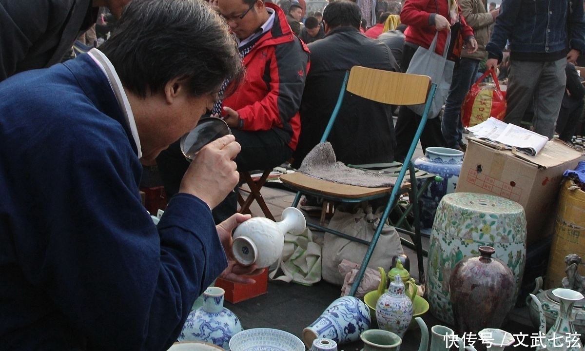 在潘家园捡漏不容易,只要你蹲下,就可能被卖家捡漏