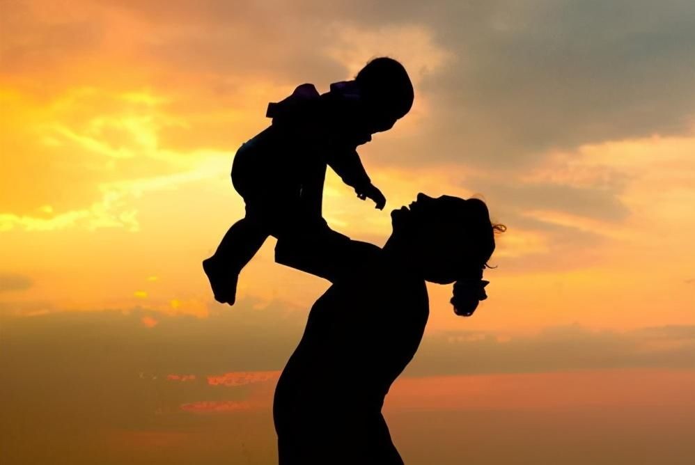 人贩子|宝妈带孩子出门手机被抢,第一反应令人称赞,大多数宝妈都想不到