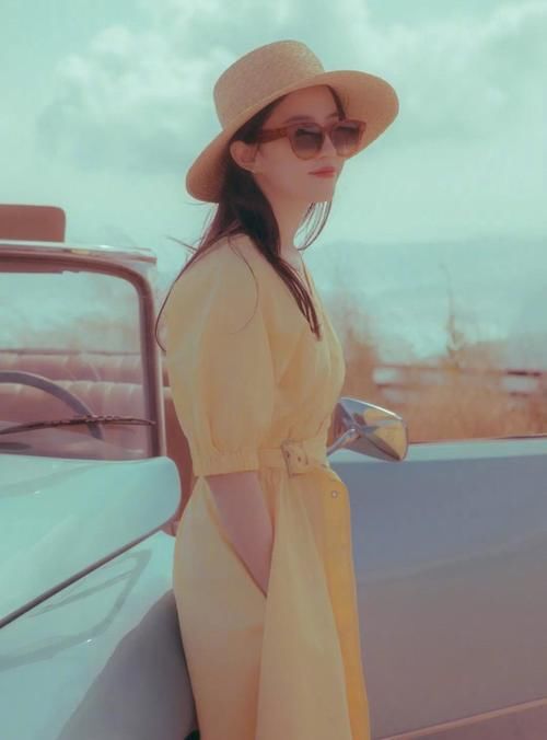 建议皮肤黄的女性，少穿黑白灰！多穿这三种“颜色”，非常显气质