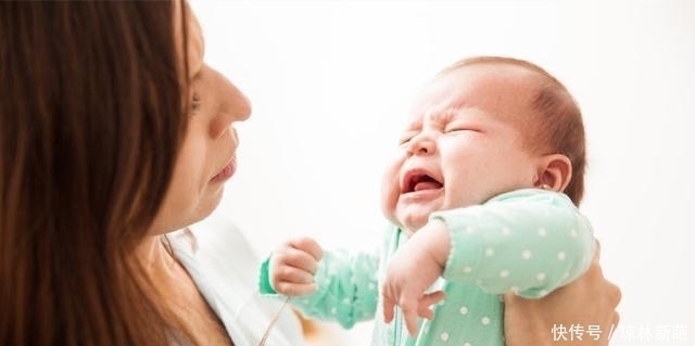 宝妈|为啥一横着抱宝宝就哭?换个角度看问题,你就懂得他的“恐惧”了