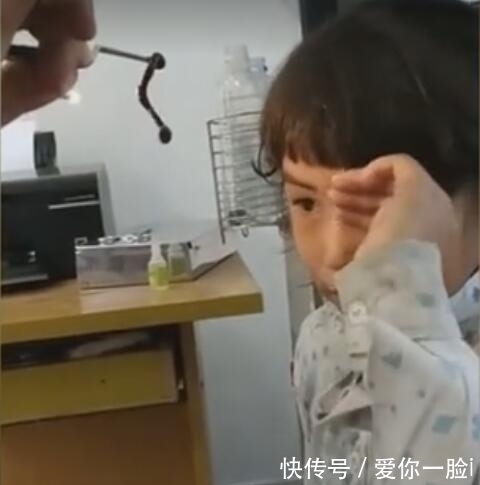 奇闻医生从小女孩鼻子里取出一条活虫子，女孩看见后一脸淡定
