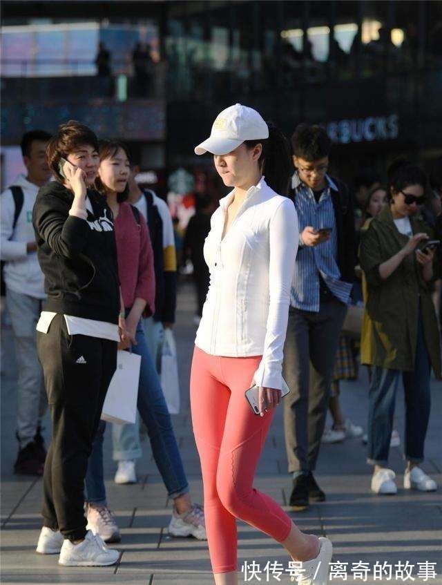 苗条 身材苗条的瑜伽裤,没有好的身材是不能穿的,而且有运动鞋的气质!