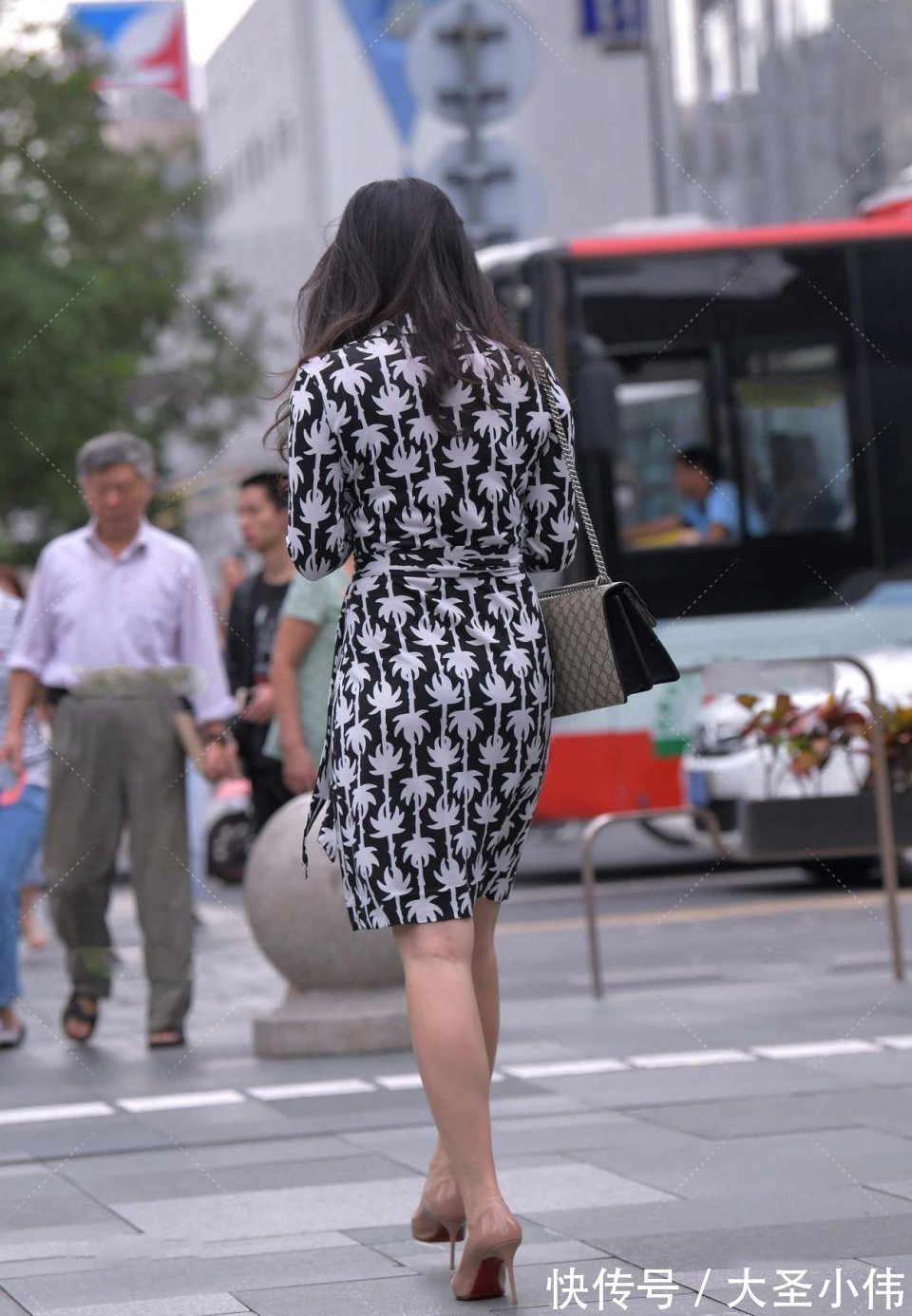 美女|美女街拍:这样的美女出去逛街,另一半怎么会放心?是我肯定不让她单独出门