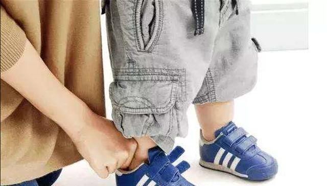 孩子|这种鞋子易导致孩子''脚变形'',很多家长还在给娃穿,别大意