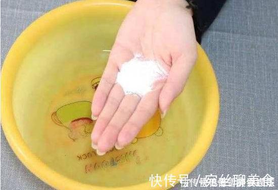 花盆土太硬？1种“松土水”，浇3回就“松软”，省得换盆了！