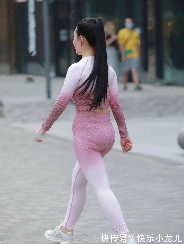 搭配 精致的印花打底裤穿搭,才能扬长避短打造出众美感,也很优雅