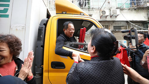 搬家|上海70年老房迎来成套改造，普陀曹杨八村首批居民搬家