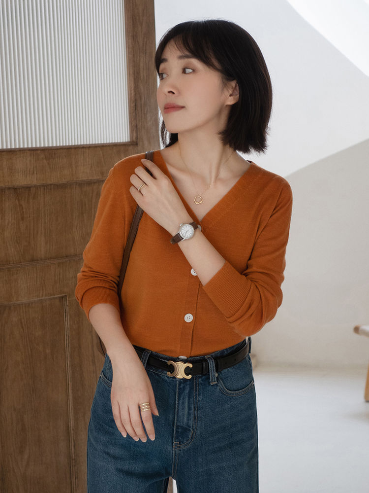 牛仔裤|针织衫选对颜色很重要，浅紫色针织衫+灰色运动裤，温柔又气质