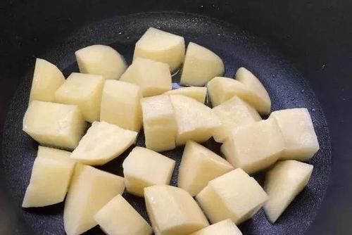 土豆去皮放案板上切成块，鲜香入味，好吃到汤都不剩