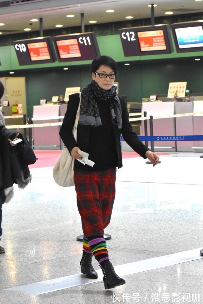 印花裤|57岁毛阿敏又瘦了!穿西装连体裤时髦干练,短发出镜至少年轻20岁