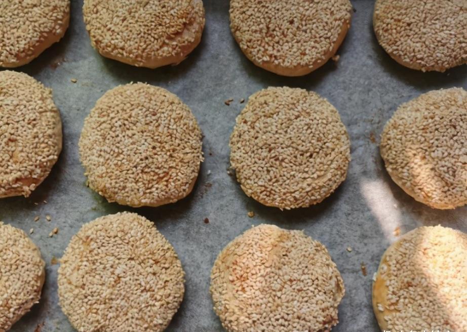 盐酥烧饼这做法,皮酥里软吃着香,不醒面照样层层酥脆,省时间