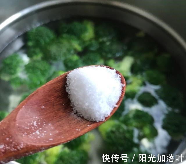 低脂|白灼西兰花，简单快手，低脂健康！