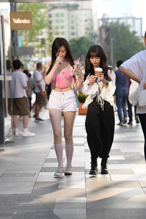 小蛮腰|怎么会这么美!美少女就该配清纯装扮,成功搭配为颜值加分