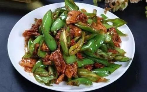 做辣椒炒肉时,辣椒和肉哪个先炒?顺序不能错,教您正确做法