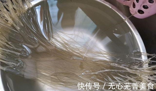 鸡蛋和粉丝一块做，炒一炒就出锅，方便简单，好吃又下饭！