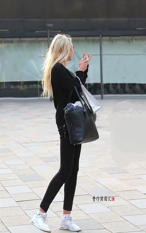 街拍：穿出轻盈之美的打底裤美女