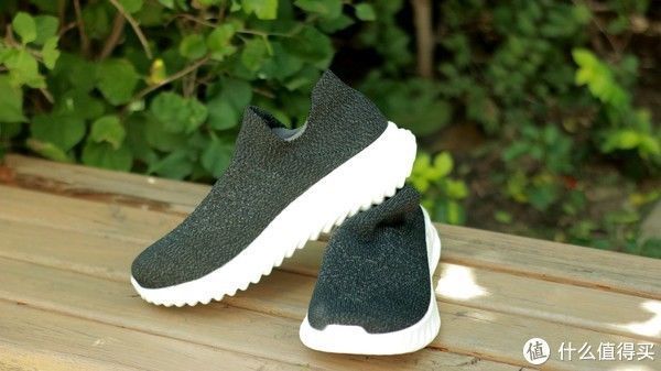 鞋底 比起踩屎感,我更喜欢袜套式,一双鞋才十几元却给你快乐脚感