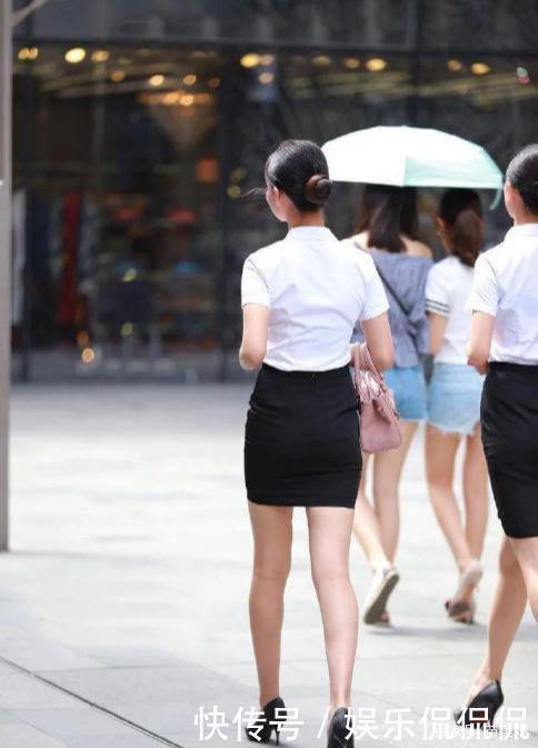 白色衬衣配黑色半身裙,时尚干练,优雅自信又大方
