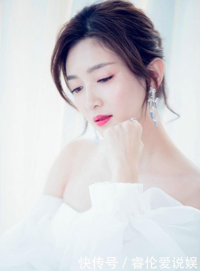 有气质|女人别再披头散发了,很显老!今年流行这5款发型,时髦有气质